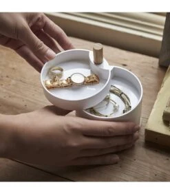 Yamazaki Boîte à Bijoux Avec 4 Niveaux Tournants -Komar || Wenko || Amadeus Soldes Magasin cb74db25723d44fe87eeda84a9d0d68b